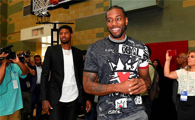 英媒：拜仁有意在一月永久签下梅努，已和他的经纪人直接会谈（英媒：拜仁计划一月永久引进梅努，已与其经纪人直接面谈）